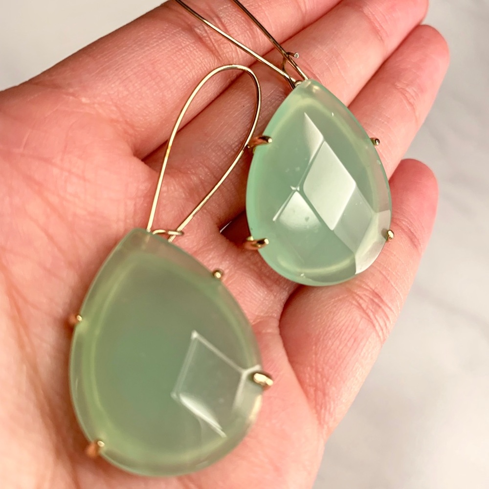 Kendra Scott “Allison” earring in Chalcedony